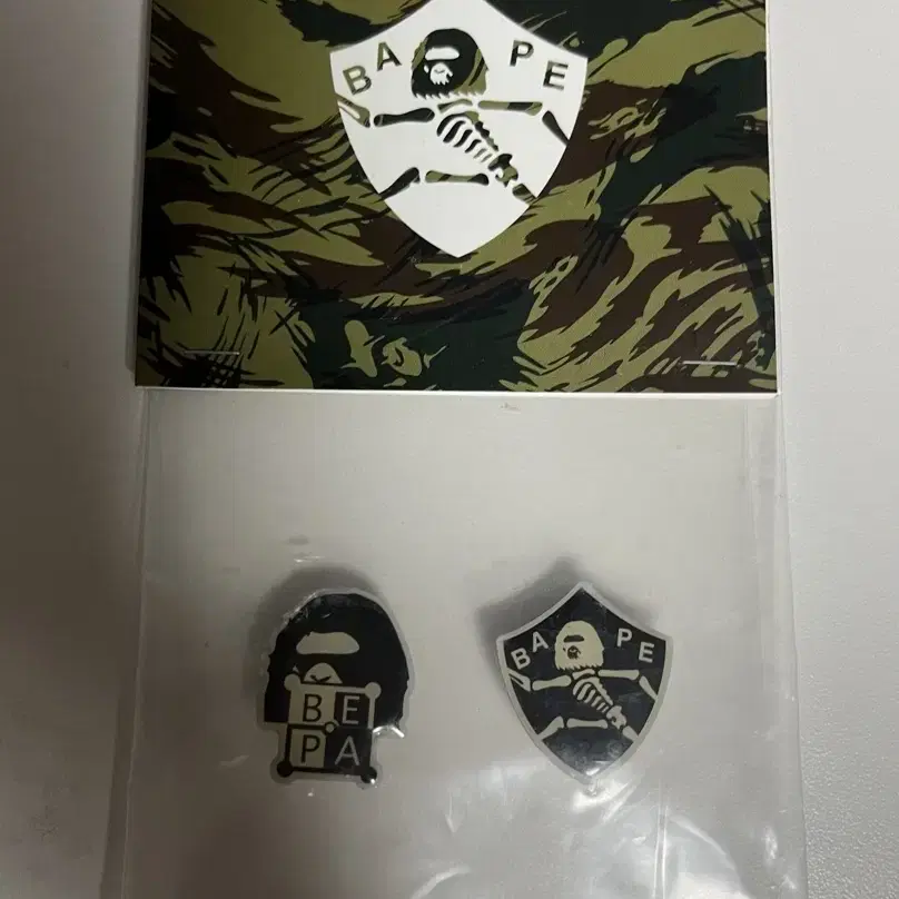 급처) 베이프 뱃지 핀버튼 BAPE