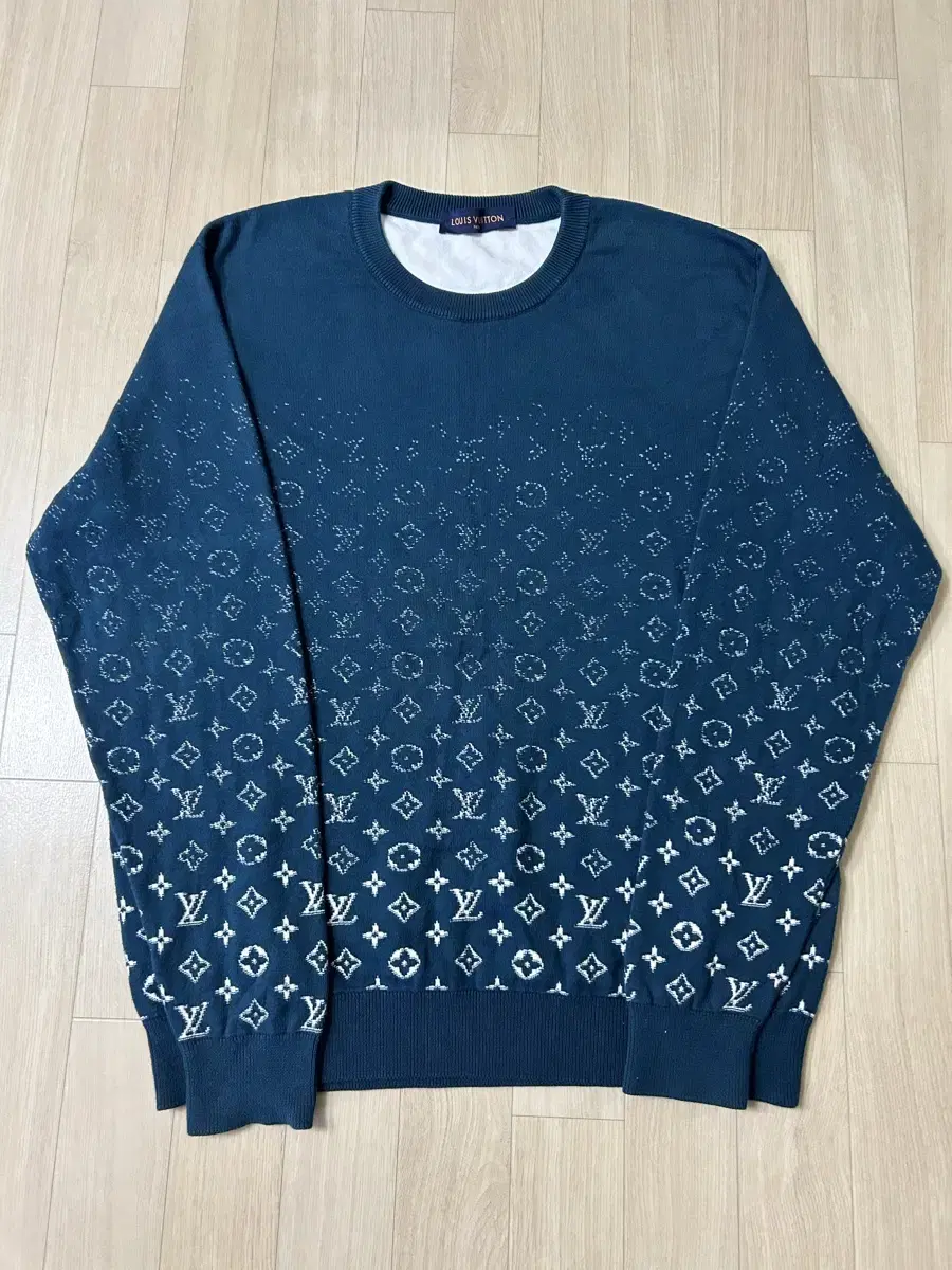 NegoX best price. XXL Louis Vuitton Gradient Knit Sweater