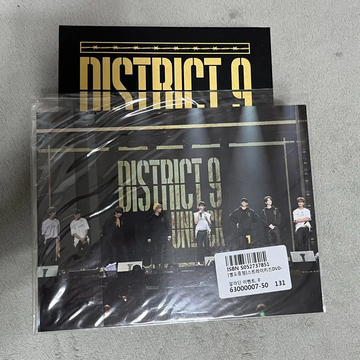 Includes Straykids UnlockCon DVD pre-order benefit postcard 