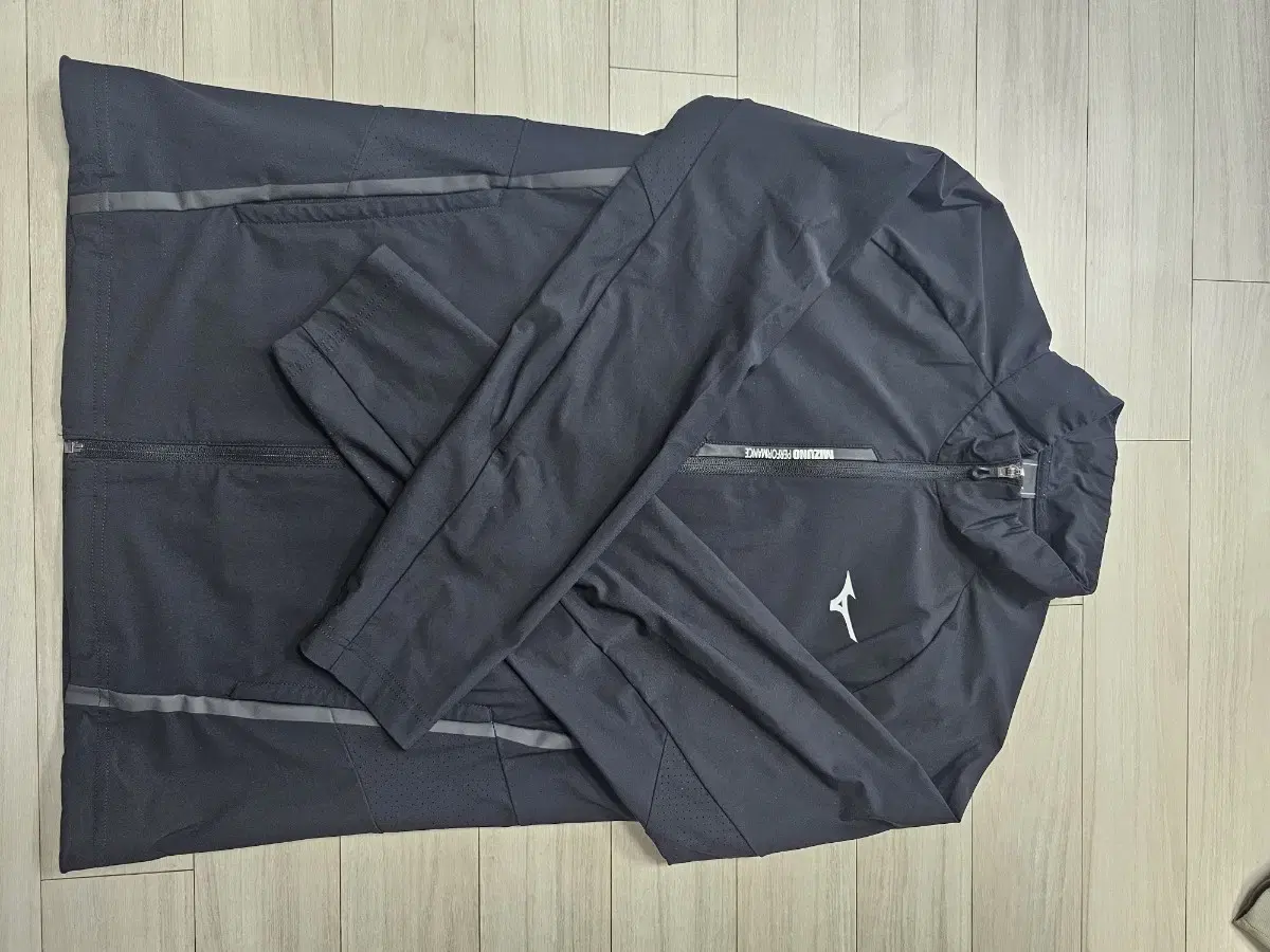 I sell Mizuno windbreakers (thin sports windbreakers).