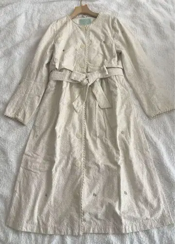 프랑슈리페 쉐릴라펌 생동감 있는 컬러 레이스 롱 코트 사이즈 100