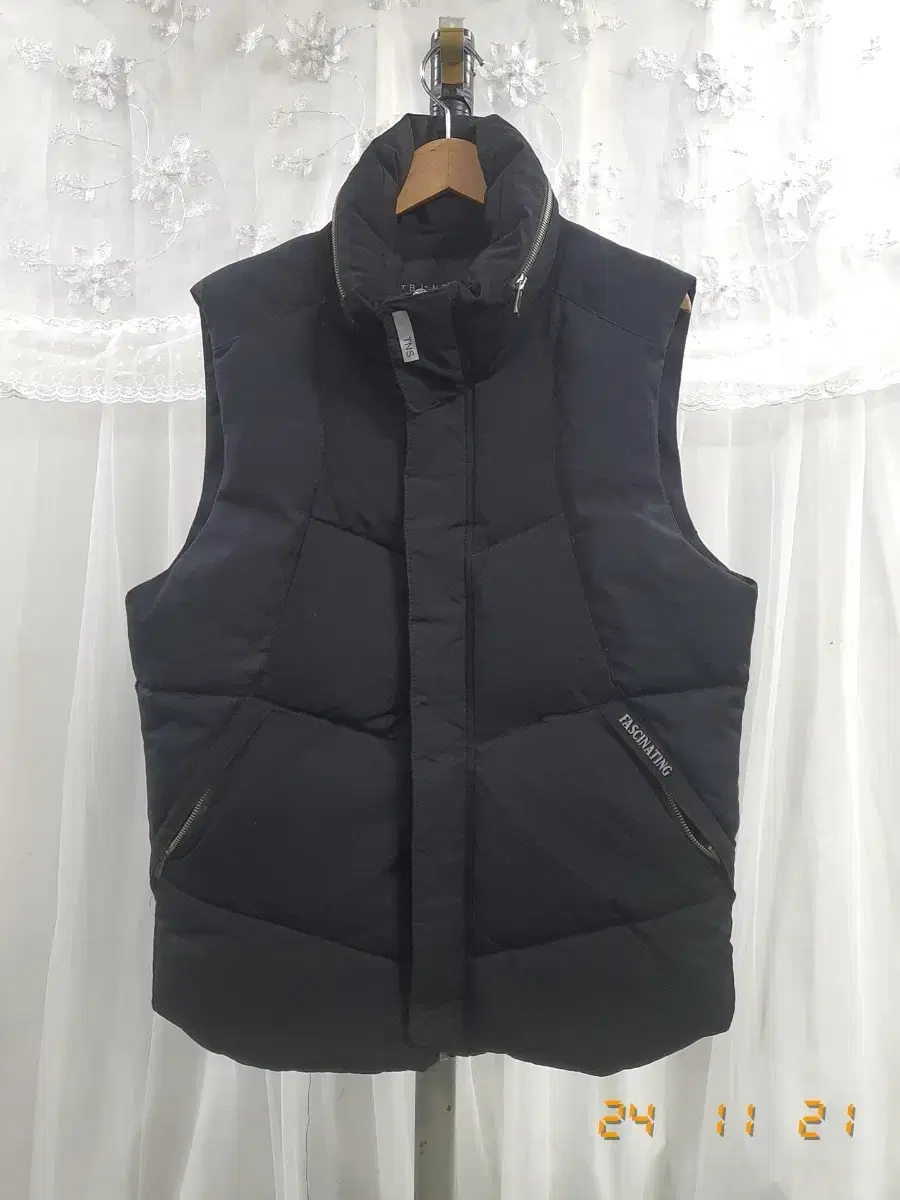 TBJ NEARBY Padded Vest 105 (Black, Built-in Hat)