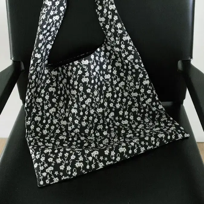 더바티스트 The vartist floral chelsea bag 구해요