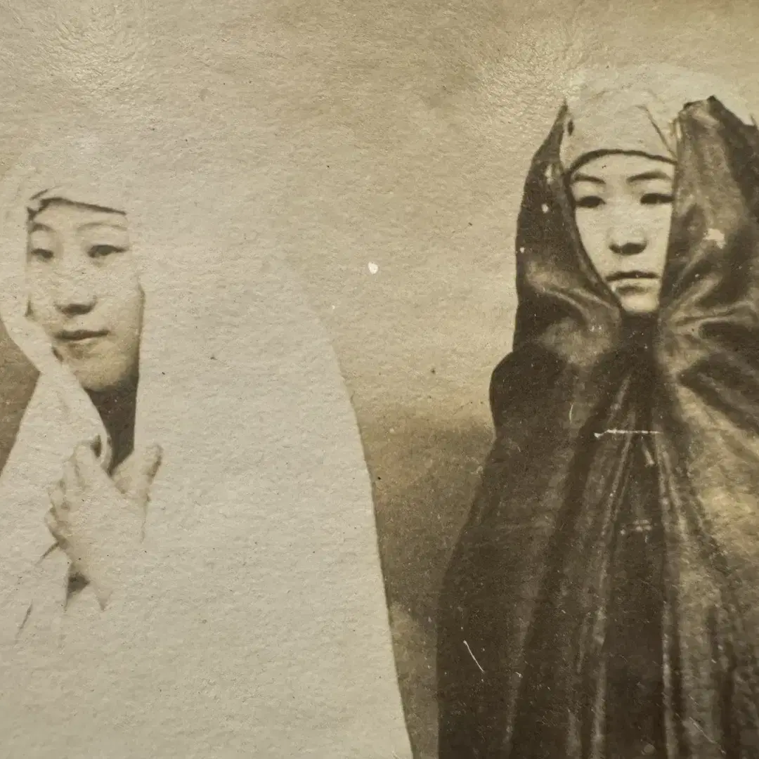 1900년 전후 - 조선시대 두 여인 외출복 - 두꺼운 사진 엽서 형태