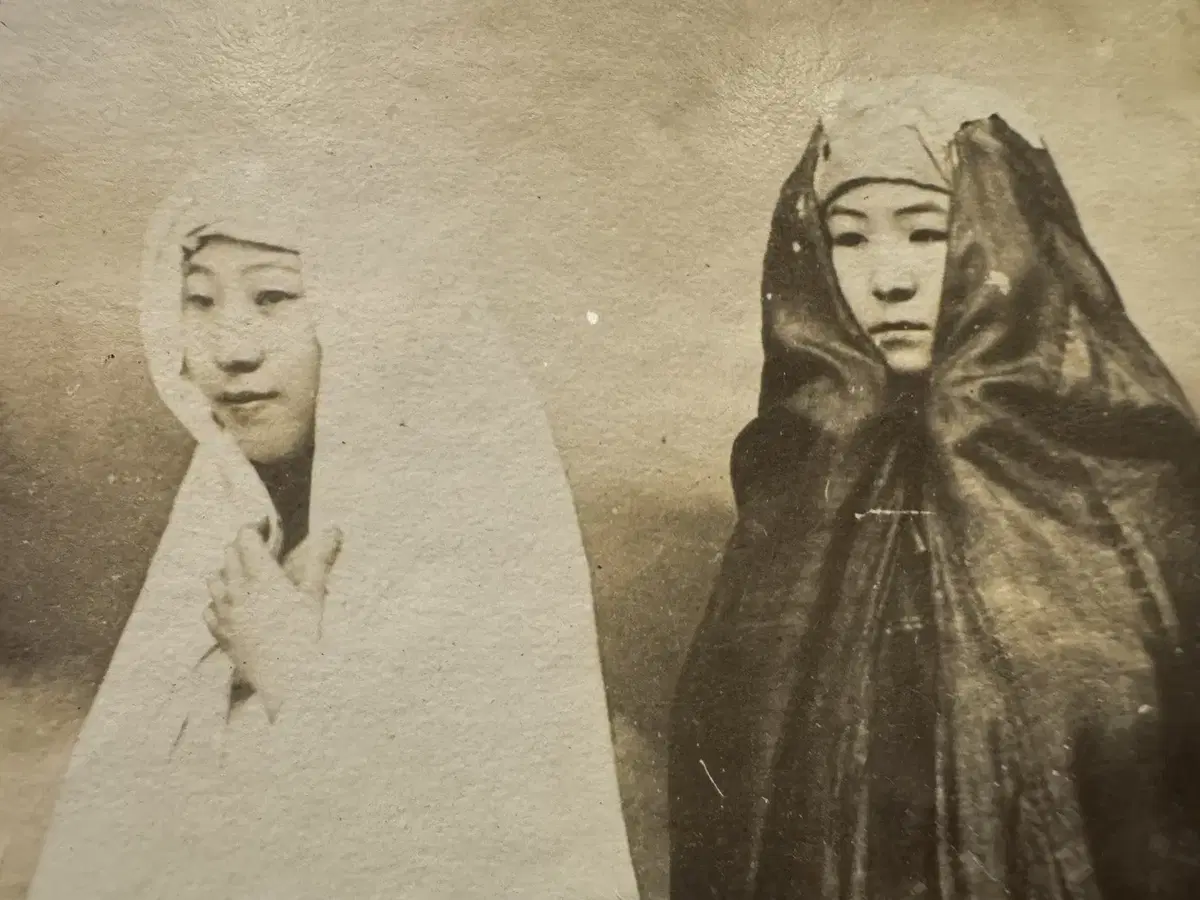 1900년 전후 - 조선시대 두 여인 외출복 - 두꺼운 사진 엽서 형태