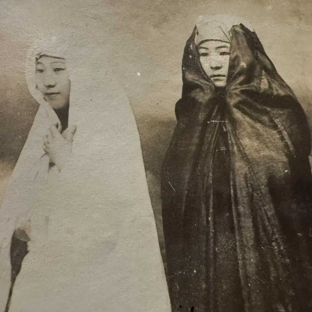 1900년 전후 - 조선시대 두 여인 외출복 - 두꺼운 사진 엽서 형태