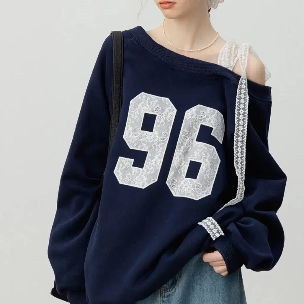 Eggka OFF-SHOULDER SWEATSHIRT 오프숄더 맨투맨