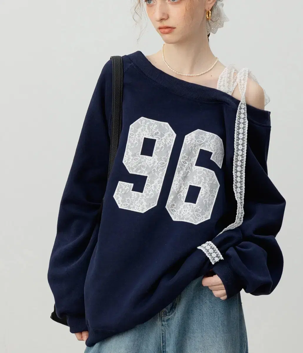 Eggka OFF-SHOULDER SWEATSHIRT 오프숄더 맨투맨