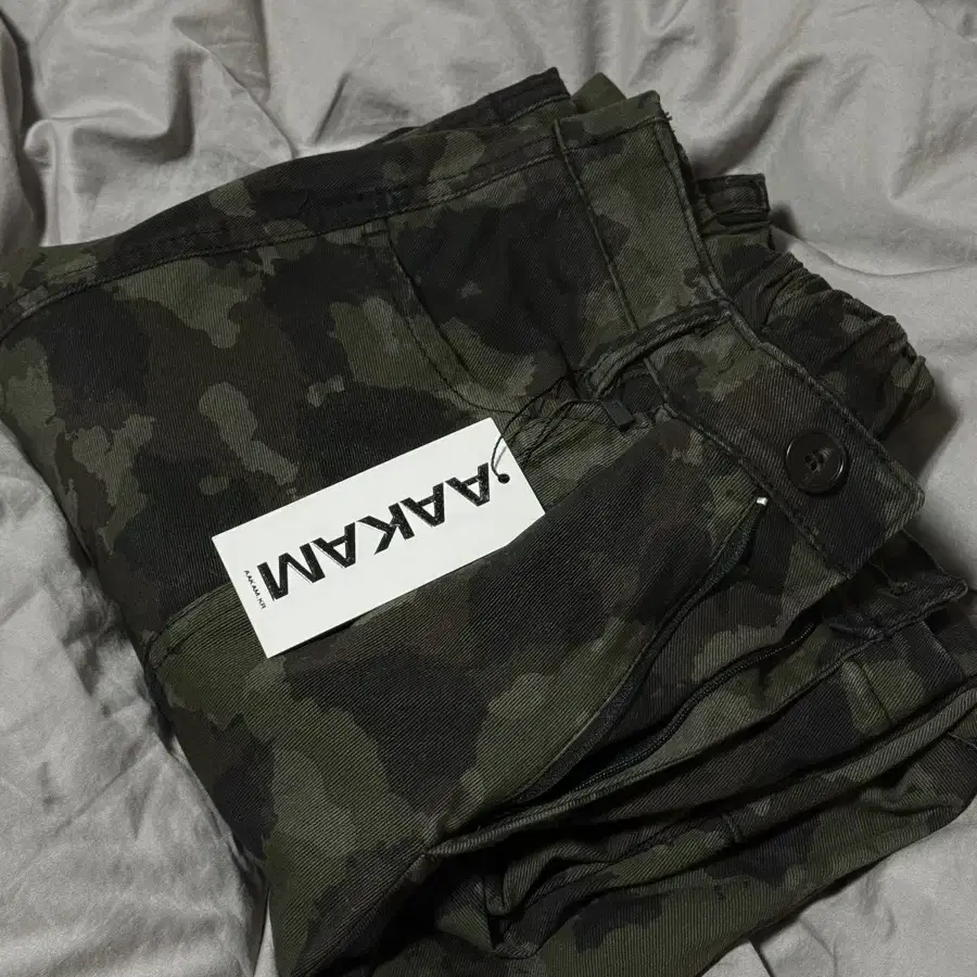 아캄 Knee Pin-tuck Camouflage Twill Pants