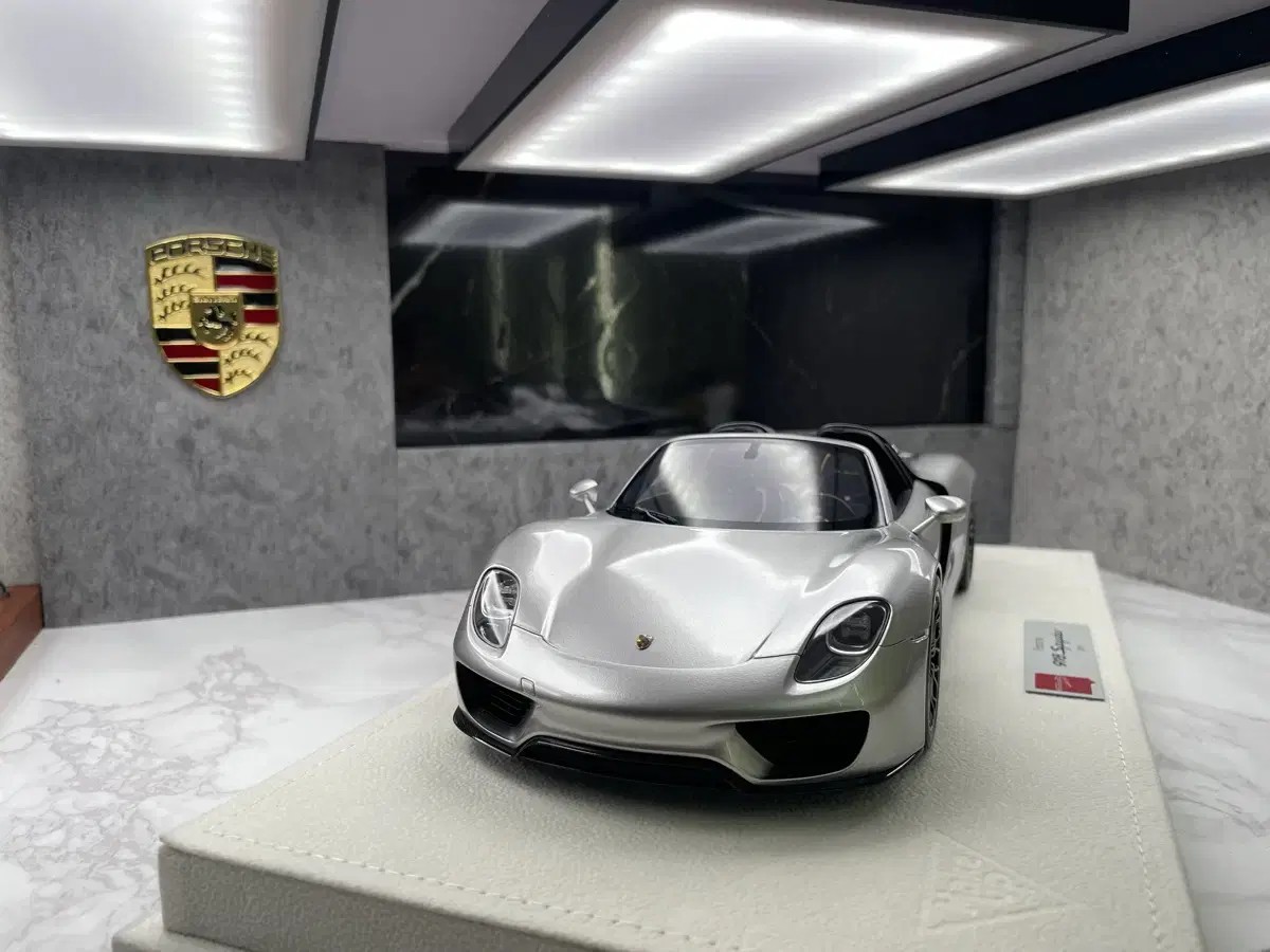 1:18 Makeup Porsche 918 Spyder for sale.