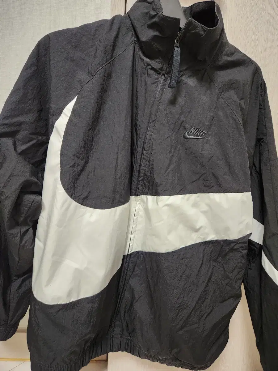 Nike Woven Big Swoosh Windbreaker (L)