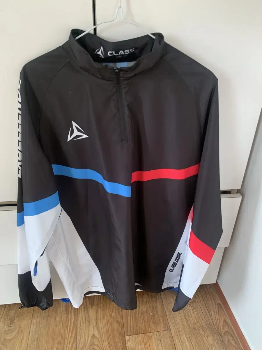 Athletic windbreaker