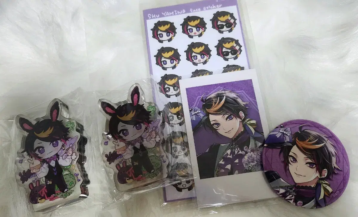 NIJISANJI EN shoe unofficial goods and Cheki-style kards and can badges in bulk wts.