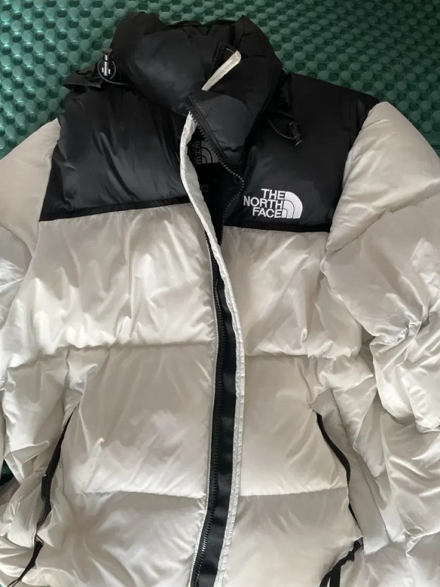 The North Face Knopsie White Xl sell (please explain)