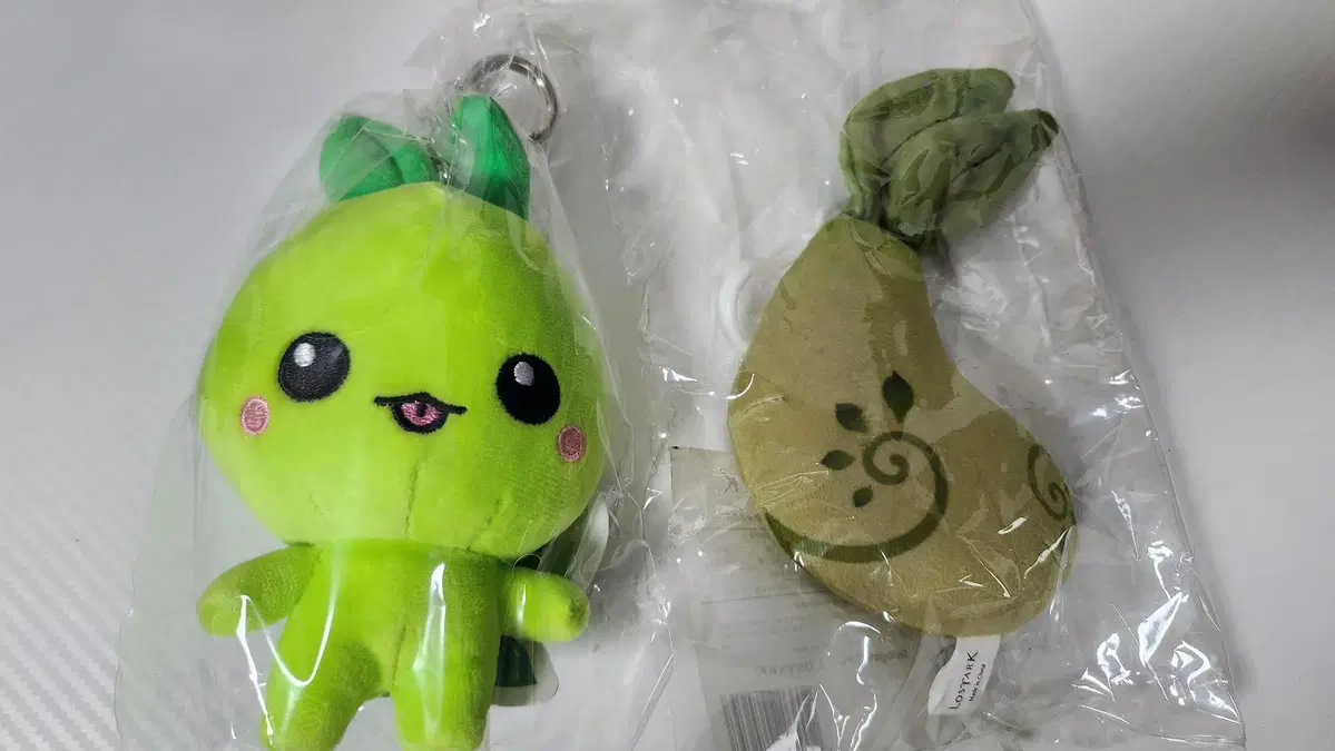 Selling Roa Mokoko Seed Keyring and Mokoko Keyring sealed (super rare)