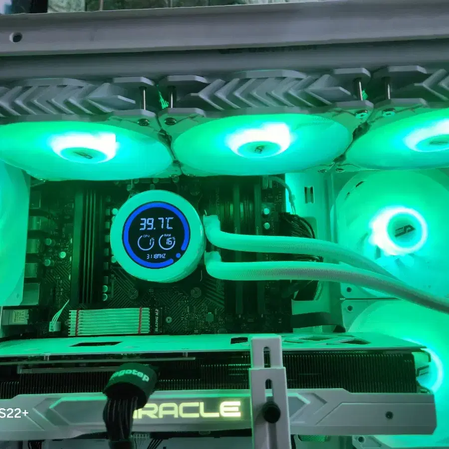 7800X3D + RTX4070TI SUPER 화이트 게이밍 컴퓨터