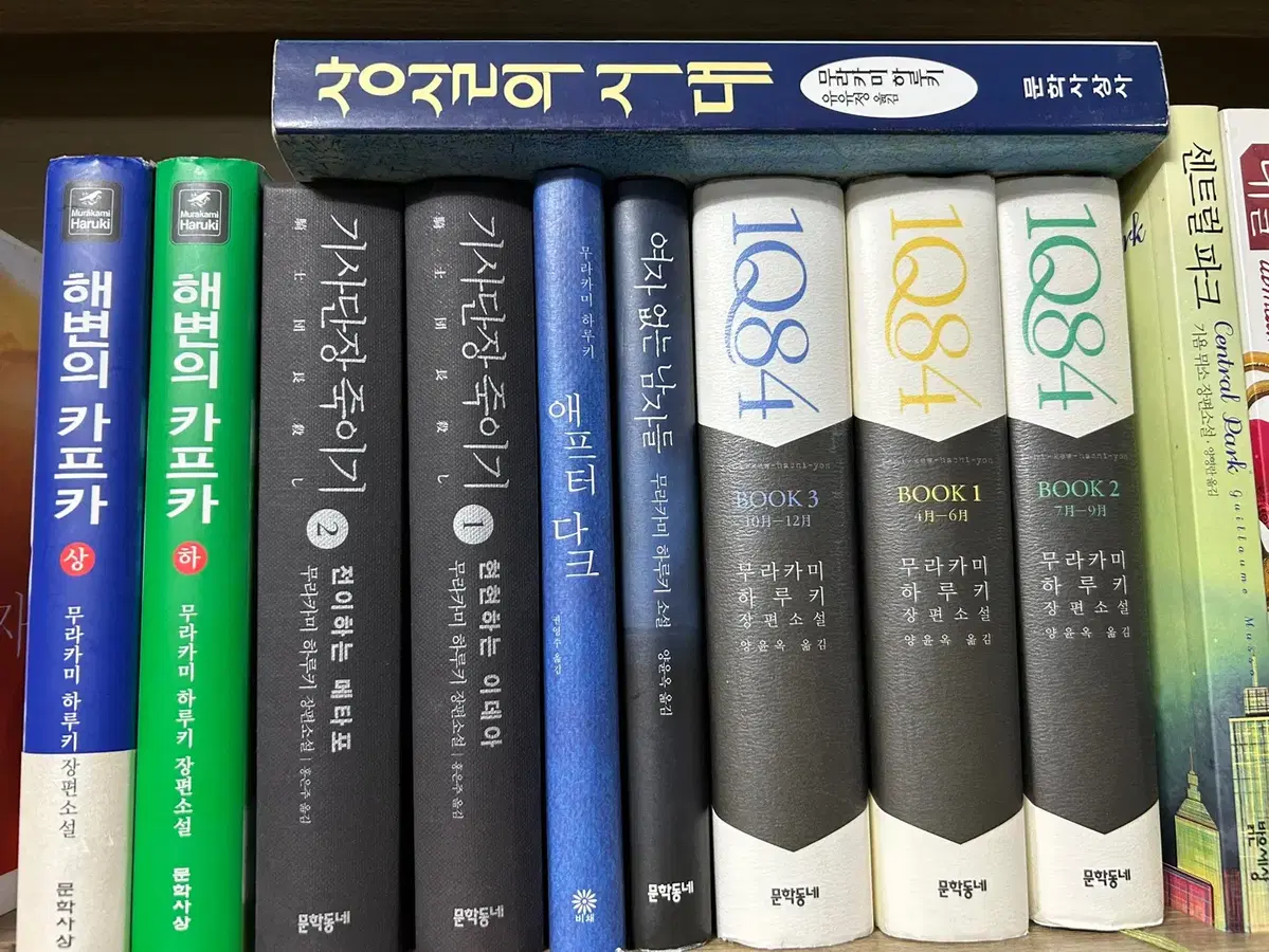 무라카미하루키, 히가시노게이고, 기욤뮈소 ,알랭드 보통 권당3000원