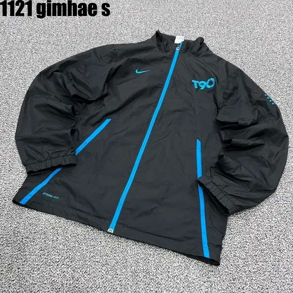 100 Nike Total90 Windbreaker