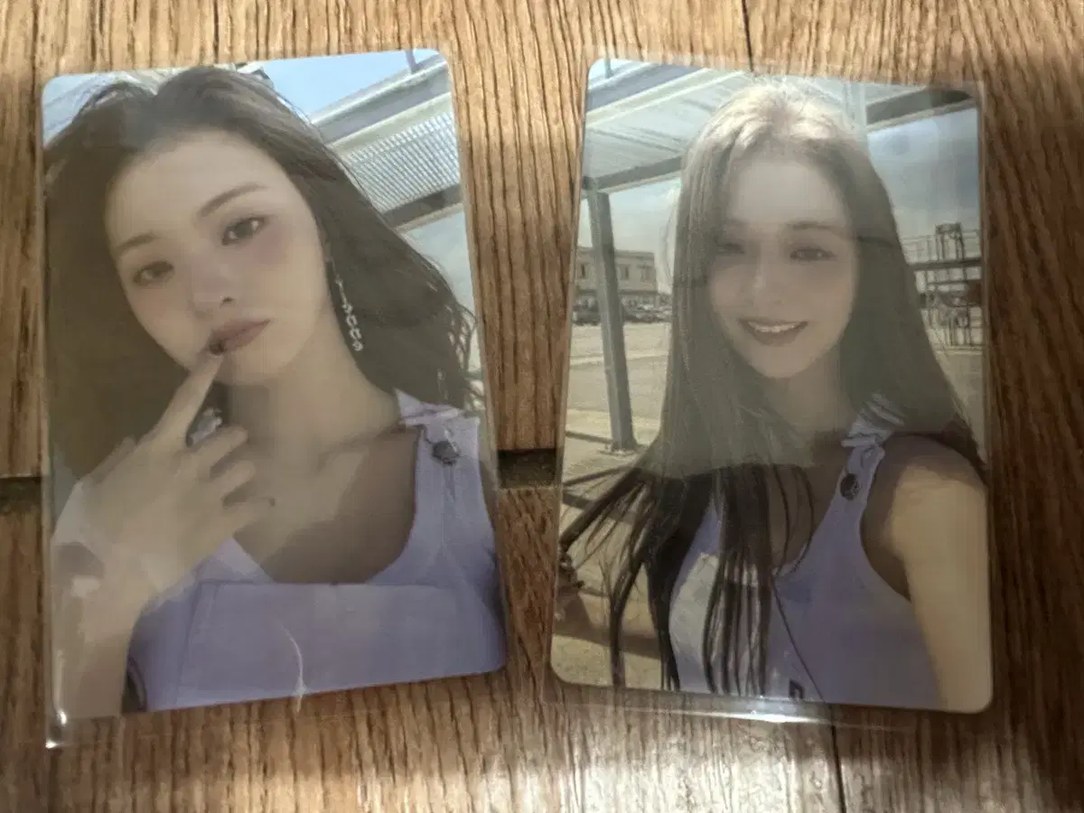 Fromis 9 lee nakyung sells photo cards.