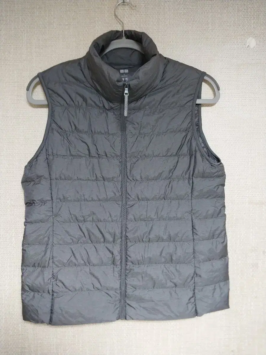 Uniqlo) Lightweight padded vest 100