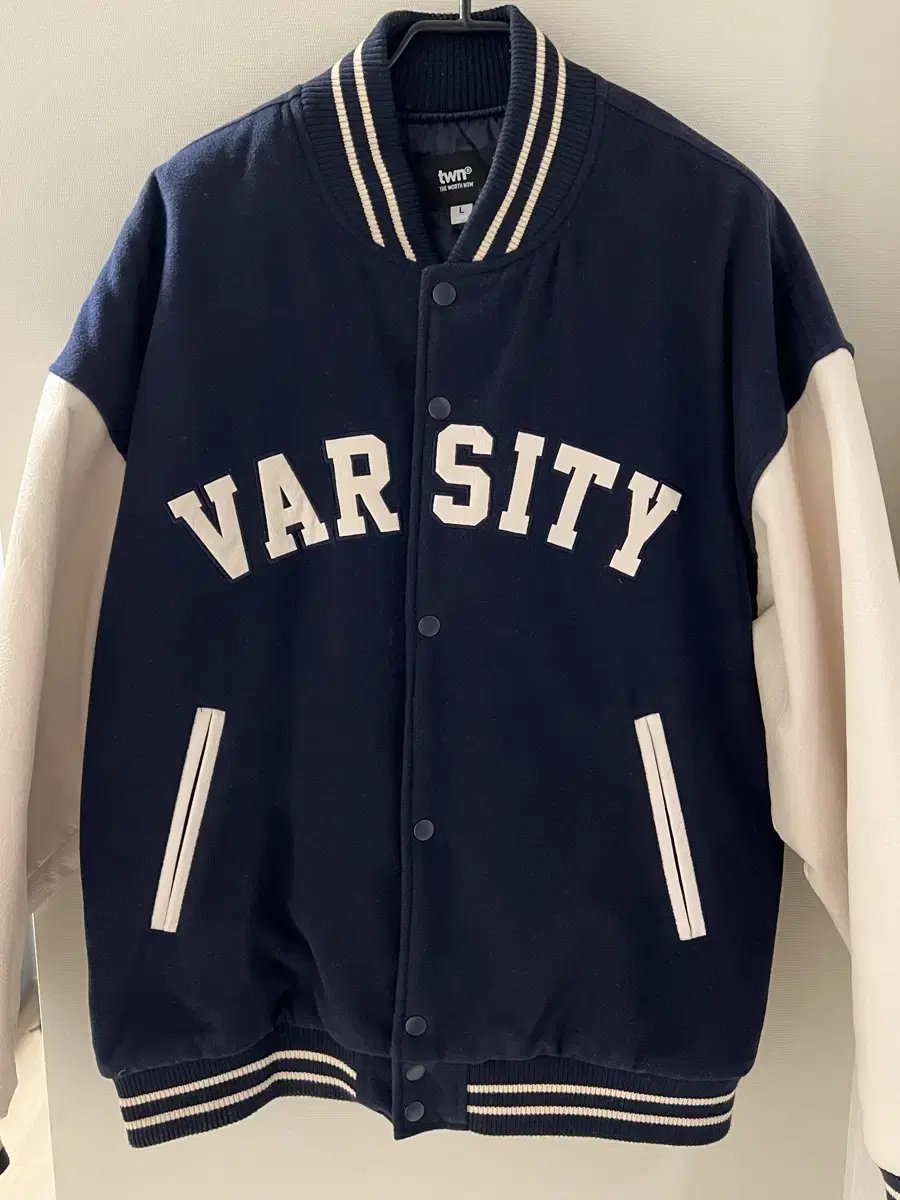 Varsity Llew Jacket Navy/TitularUn