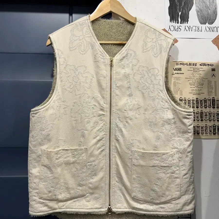 URU TOKYO JACQUARD ZIP UP VEST 우루도쿄베스트