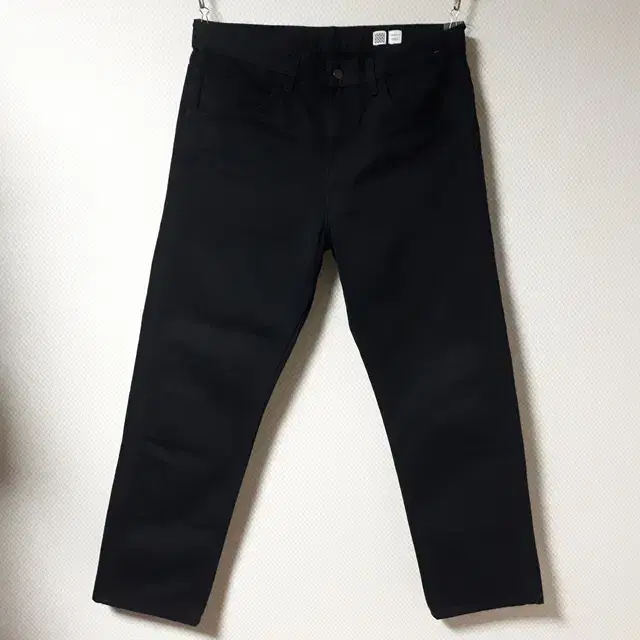 33/Uniqlo U Black Straight-Fit Jeans/33-342