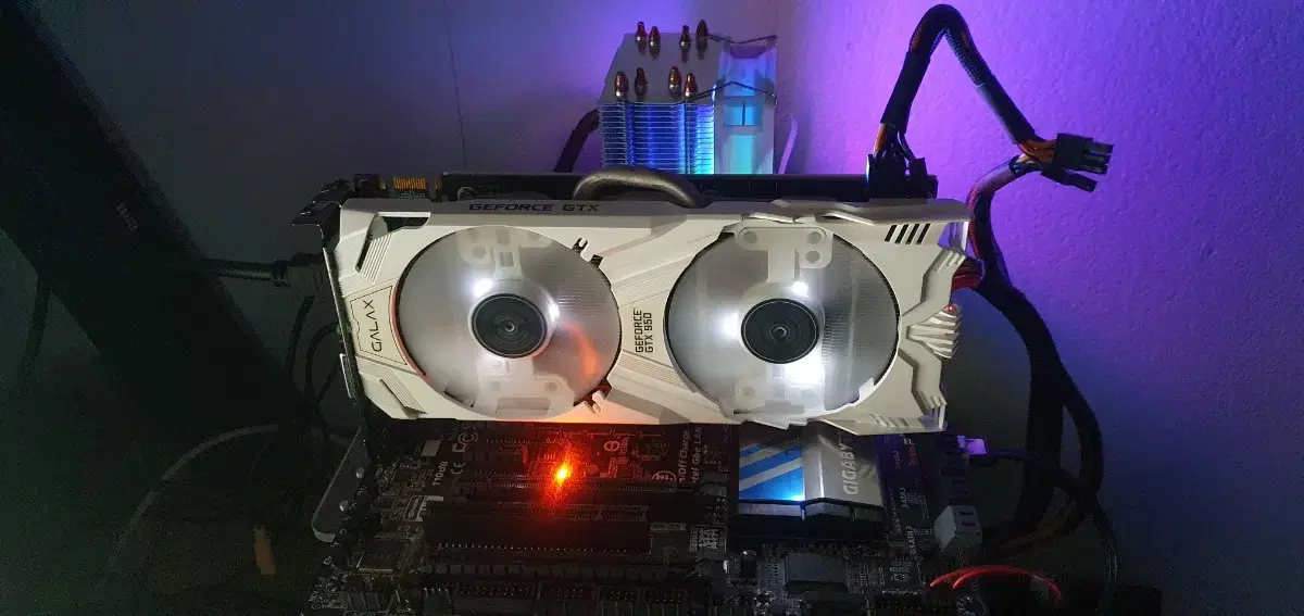 갤럭시 GTX950 개간지 화이트 LED 그래픽카드