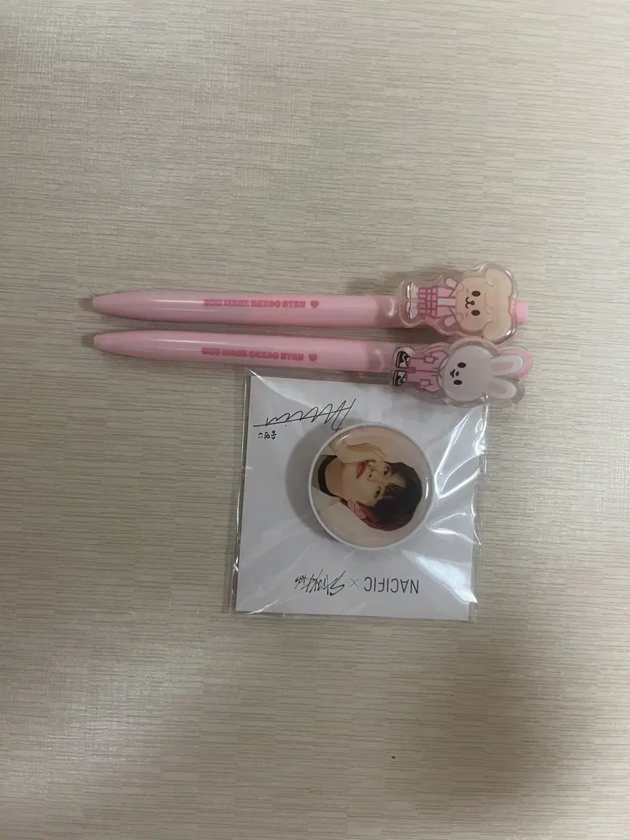 Sell Straykids merchandise (skzoo puffs, Leavitt ballpoint pens, seungmin griptalk).