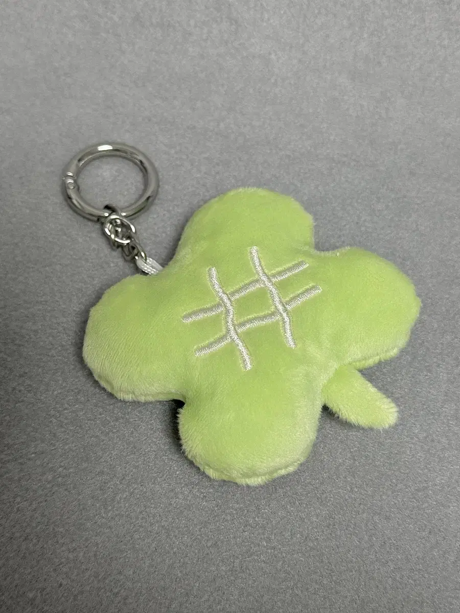 Fukafuka Studio Soft Fluffy keyring Meron Bread Clover