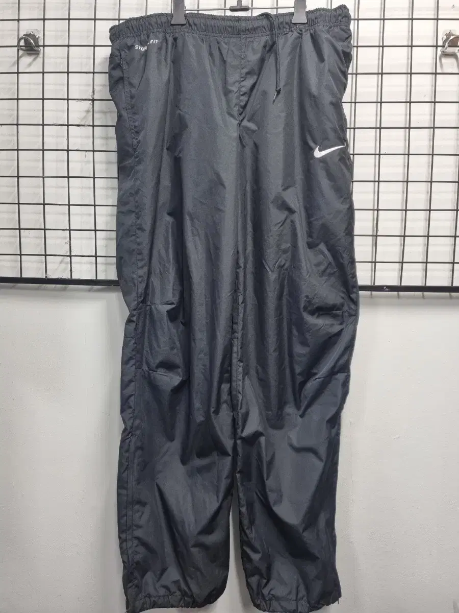 105XL Nike Stormfit Windbreaker Pants.