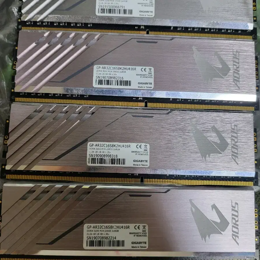 기가바이트 Aorus 3200mhz RGB램 8gx4  32G