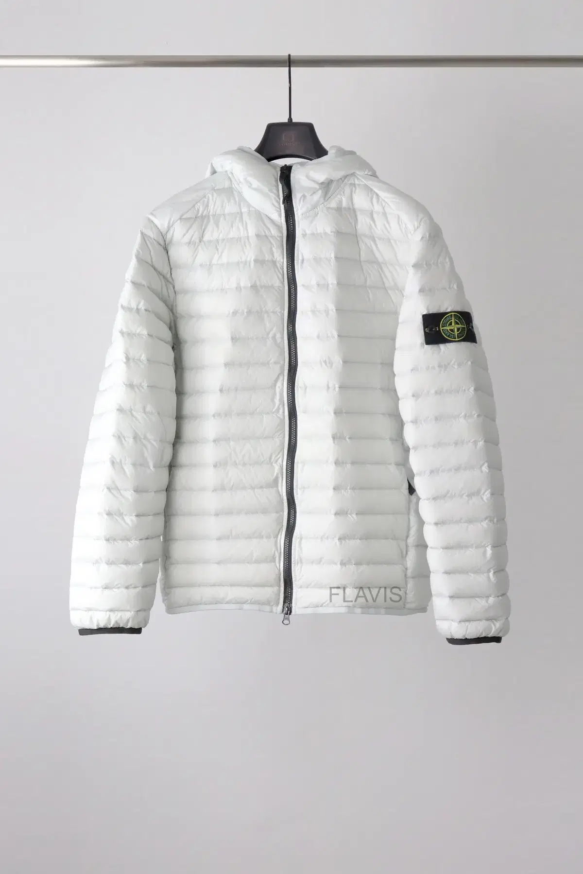 Stone Island 22FW Roomwoven Lightweight Padded White M is sold out.