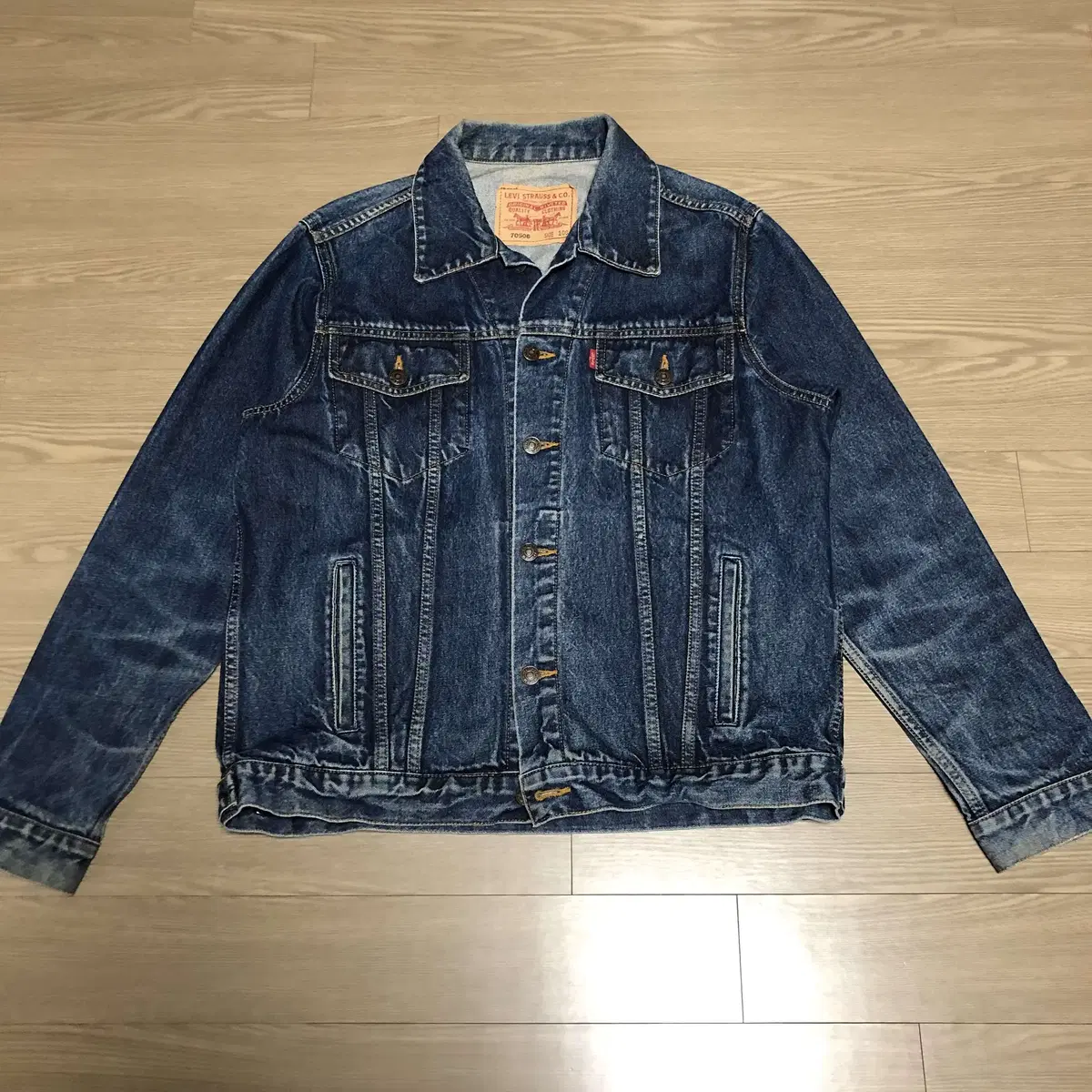 100) 90's Levi's 70506 Washed Medium Blue 3rd Denim Jacket