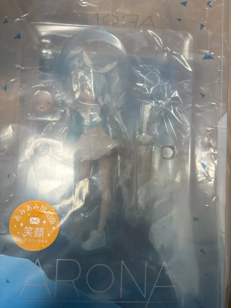 Sells Arona Figures with Pre-Order Benefits