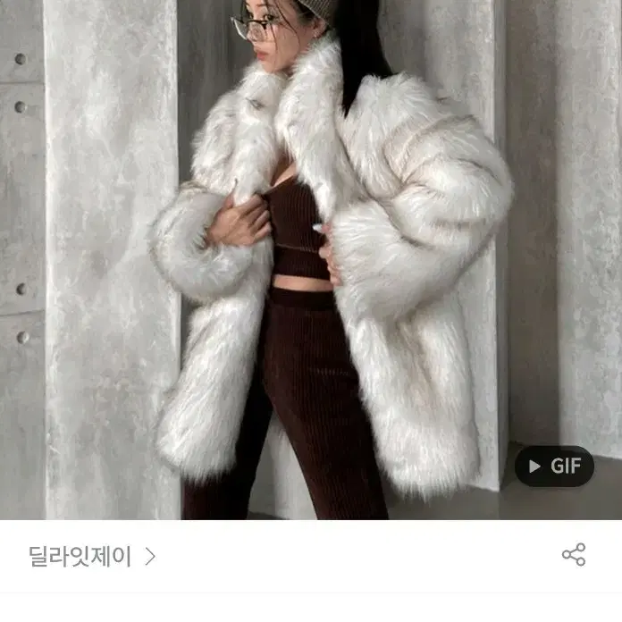 딜라잇제이 23FW 허니 페이크 퍼 자켓 코트_ 화이트