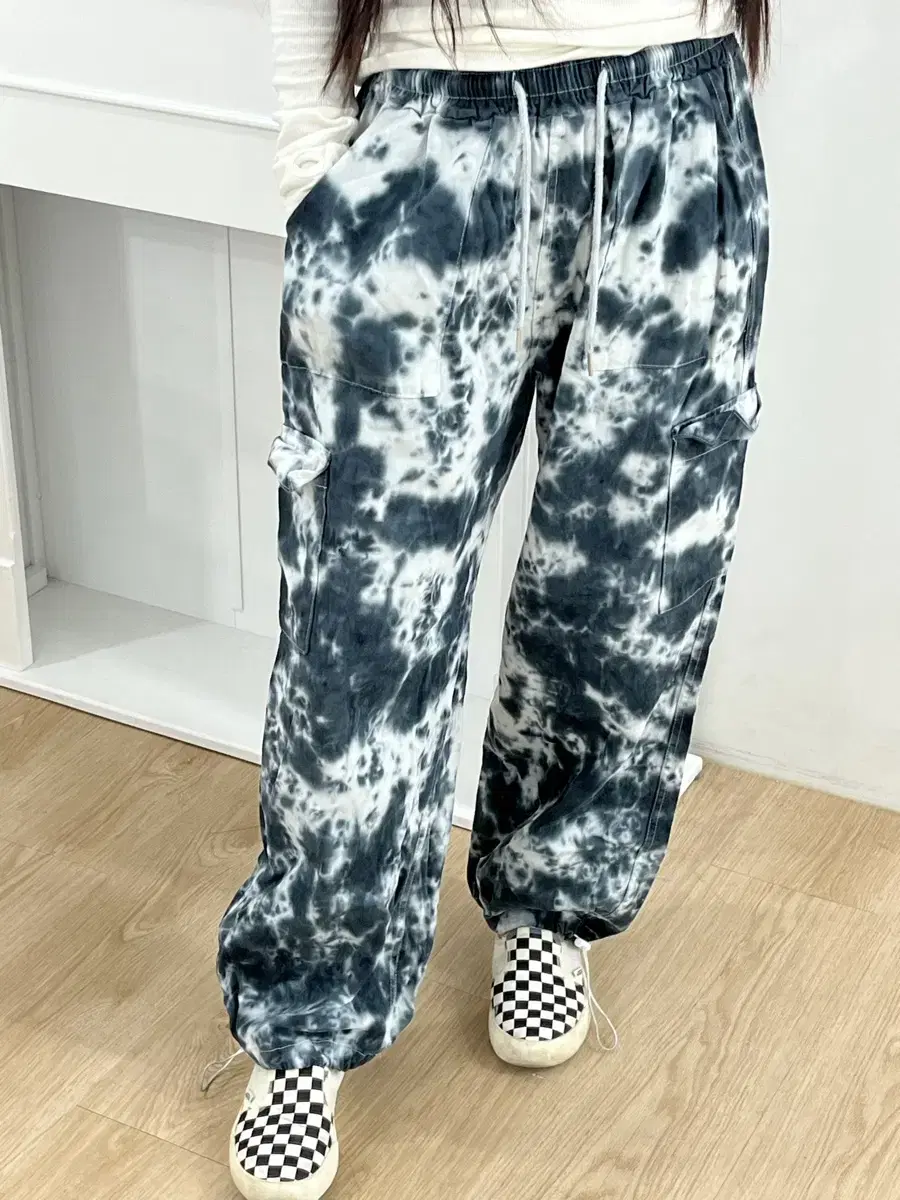 Tie-dye cargo pants in bloo nylon