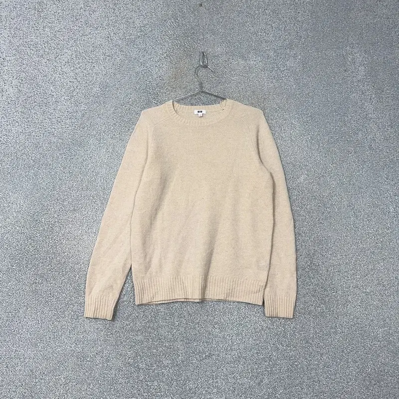 Uniqlo Round neck beige wool knit M