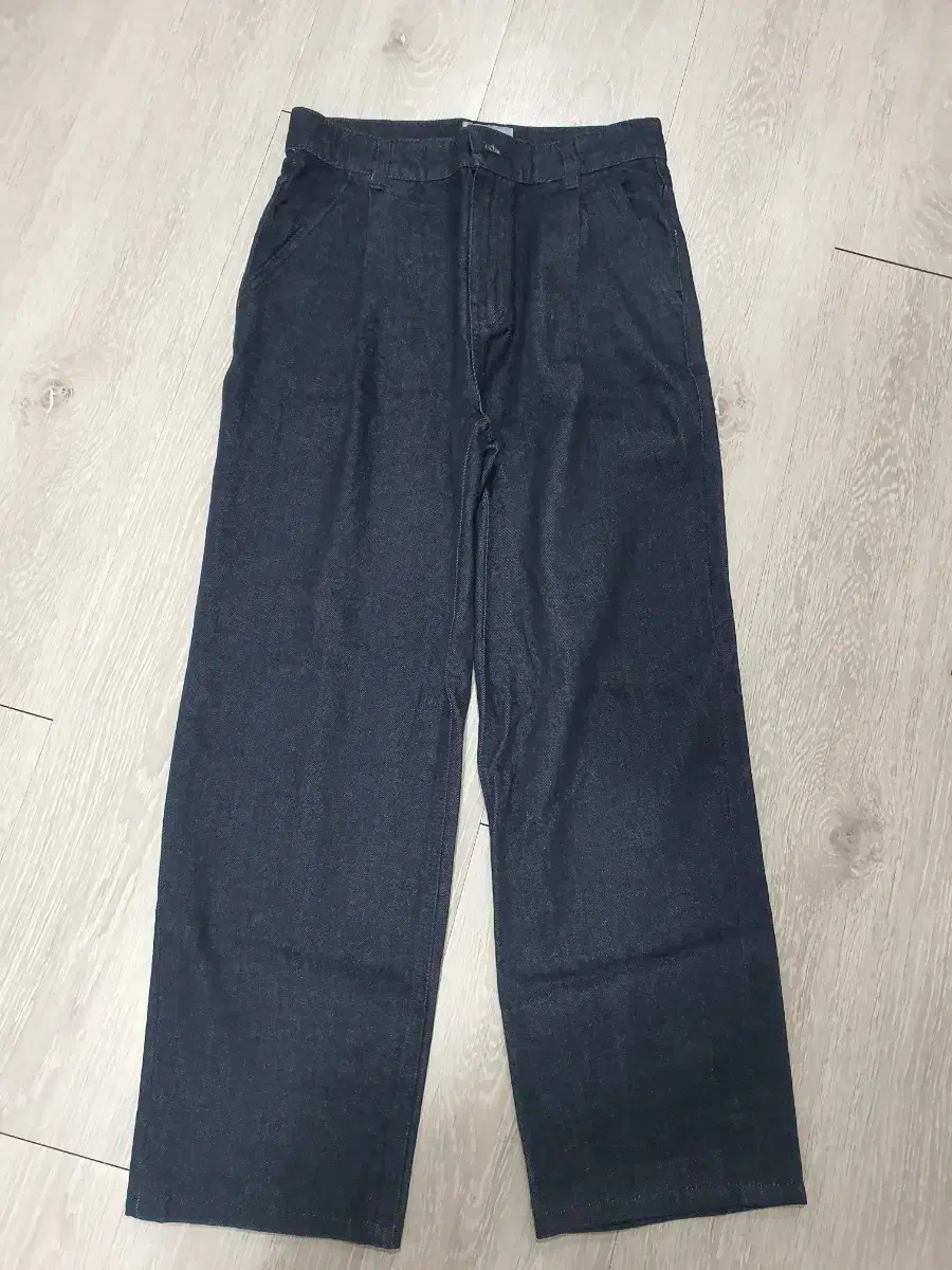 Mindbridge. Semi-wide indigo denim pants. Size 74