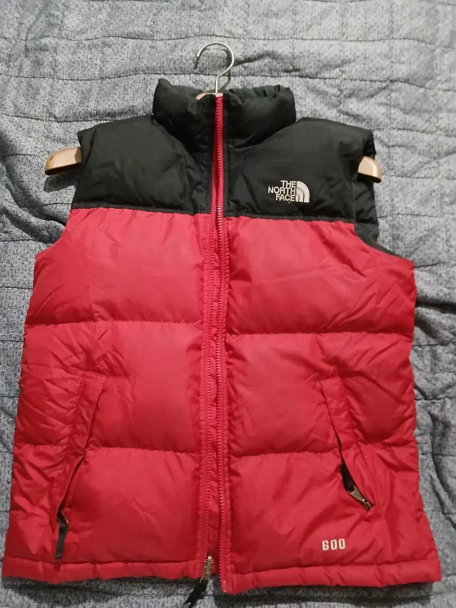 The North Face 600 Vest Padded (lying down)