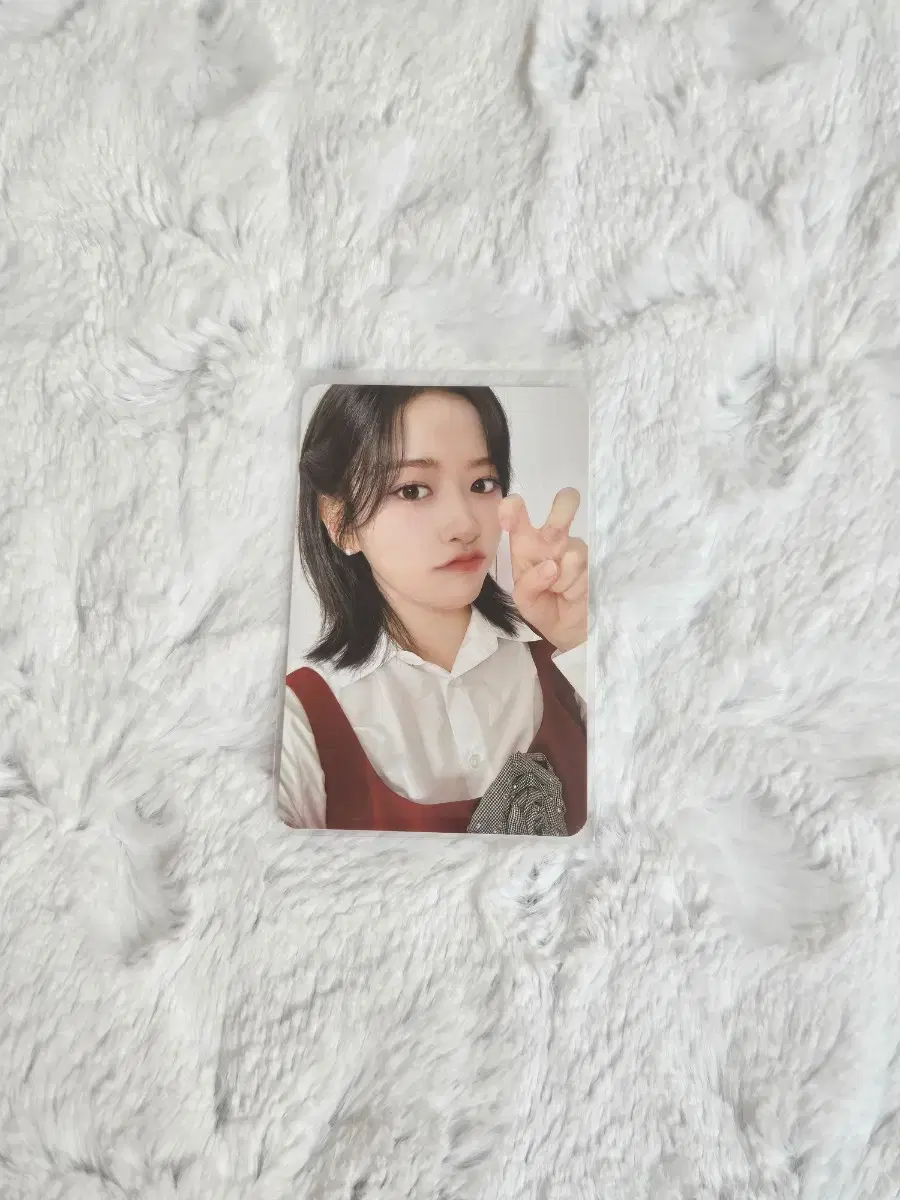 Yujin Minnini pop up photocard sells