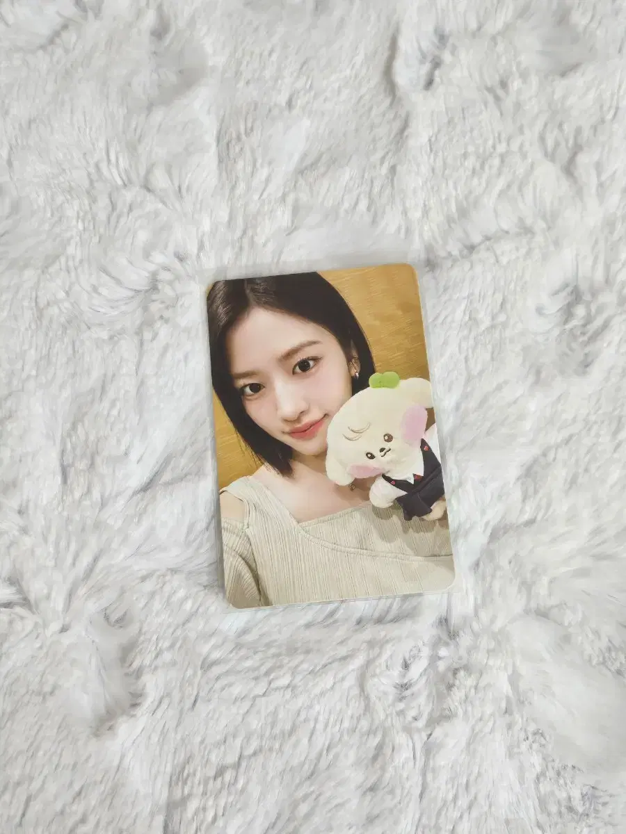 Yujin Minnini pop up photocard sells