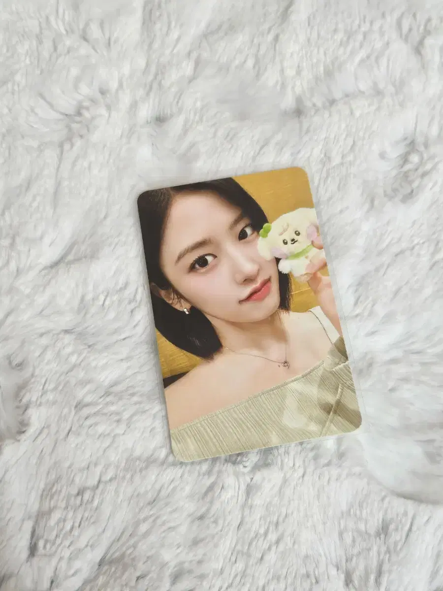 Yujin Minnini pop up photocard sells