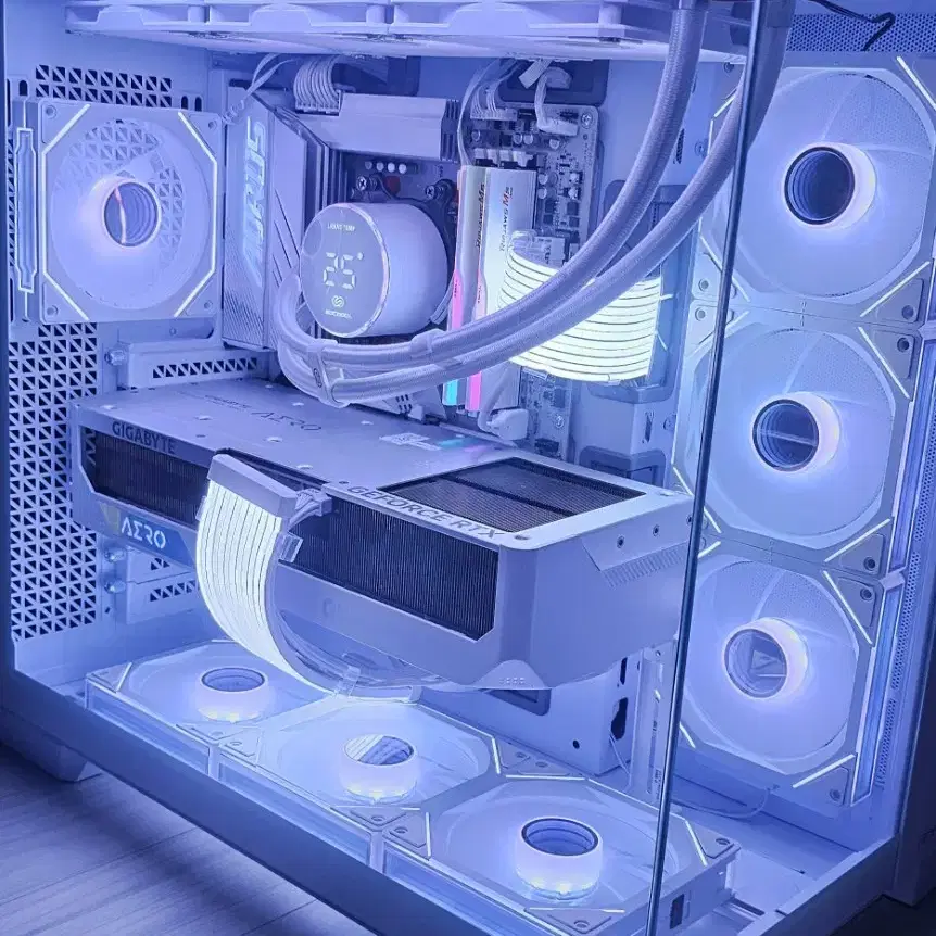 7950X3D RTX4090 올화이트본체 팝니다