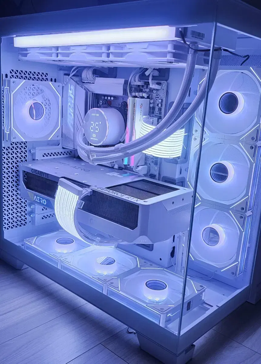 7950X3D RTX4090 올화이트본체 팝니다