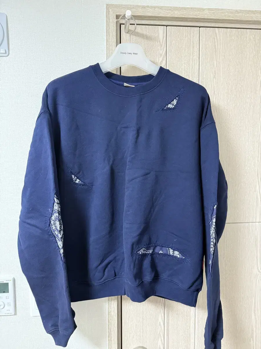 [Size M] Blackout Vandana Damage Sweatshirt