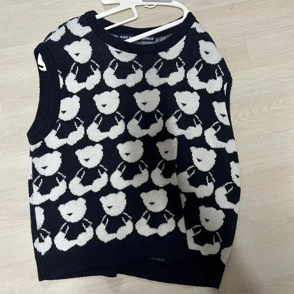 아코스튜디오스페이스 곰돌이 조끼 AQO BEAR KNIT VEST BLA