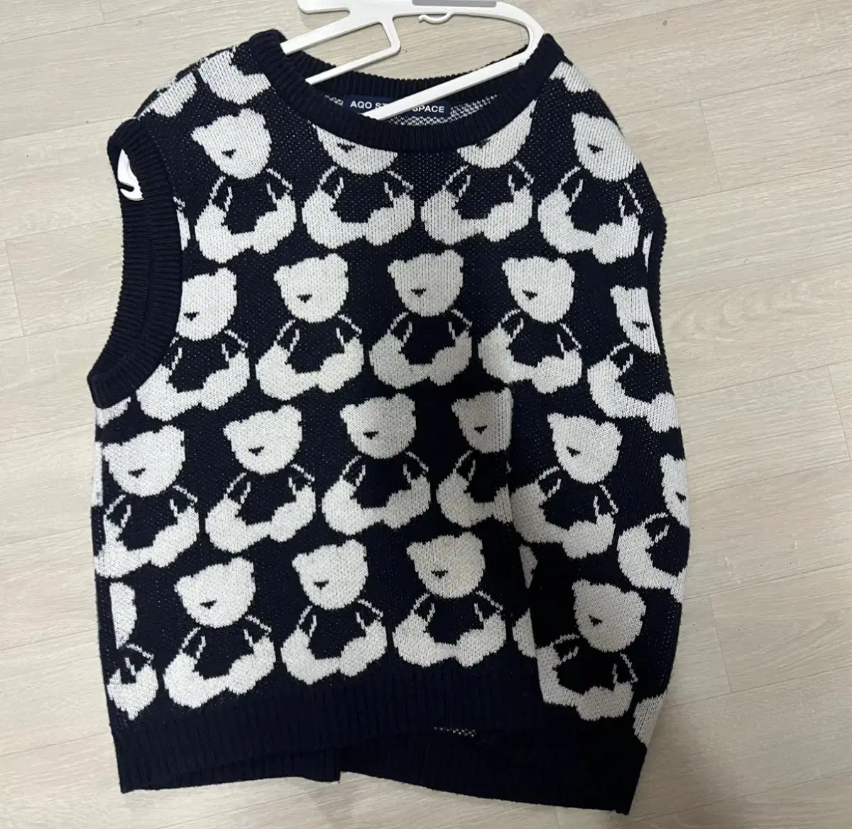 아코스튜디오스페이스 곰돌이 조끼 AQO BEAR KNIT VEST BLA