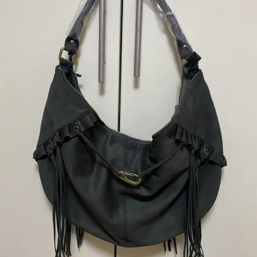 스컬프터 호보백 Faux suede string hobo bag