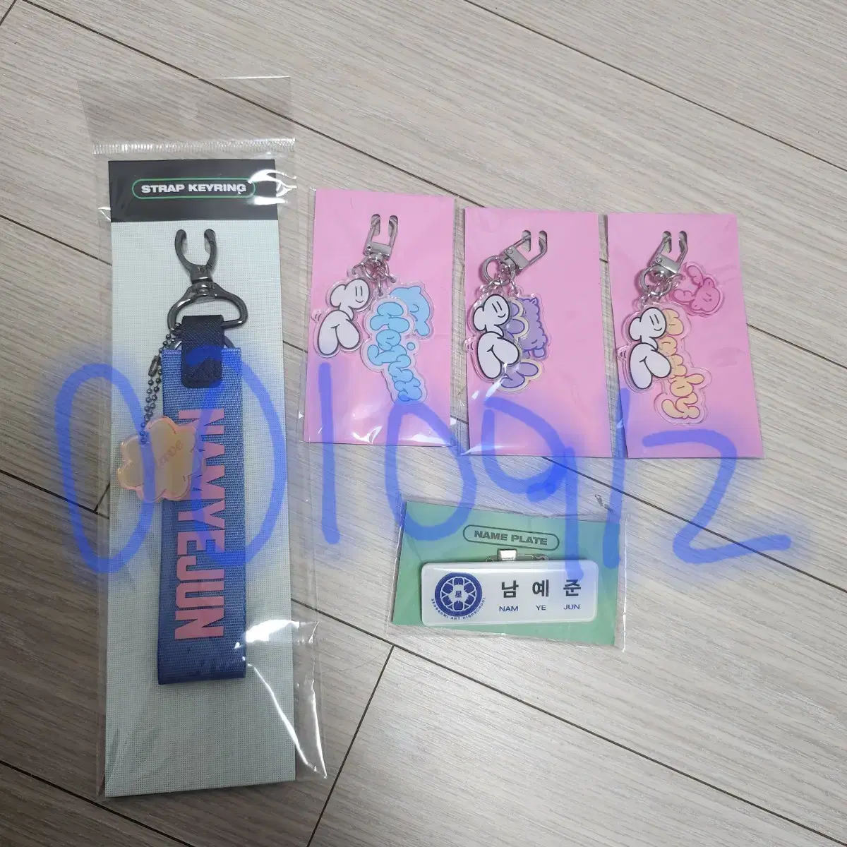 Plave official goods WTS (Yejun Strap, Yejun Badge, Samwak Keyring)